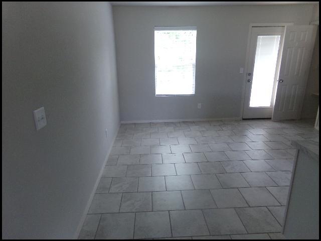 Building Photo - 2424 Vivian Dr