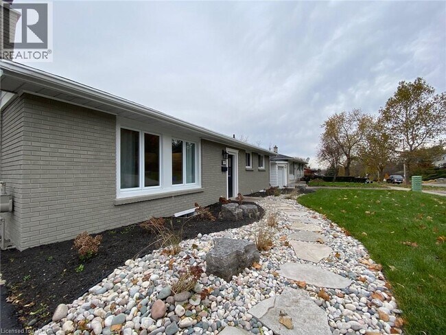 Building Photo - 351 Briarhill Ave