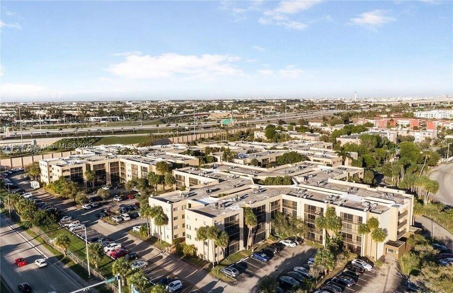 Foto principal - 8625 NW 8th St