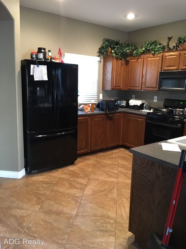 Foto del edificio - 4 br, 2.5 bath House - 2820 Shayla Bay Ave.
