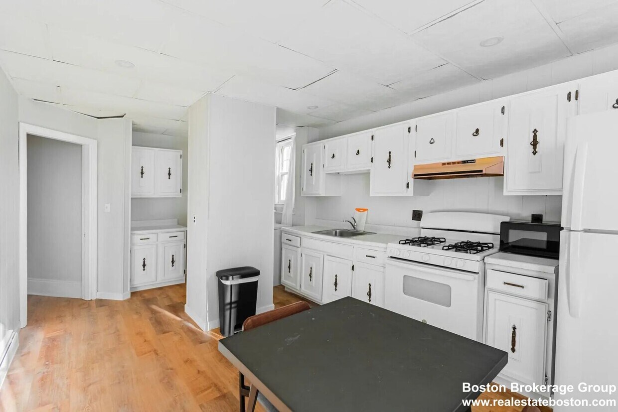 Primary Photo - Spacious Four Bed Right In East Boston