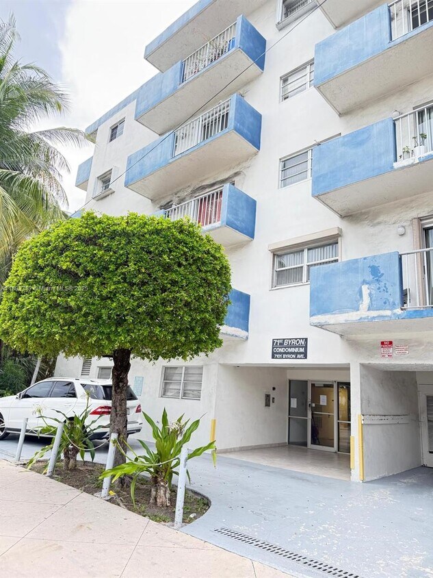 Foto principal - 7101 Byron Ave