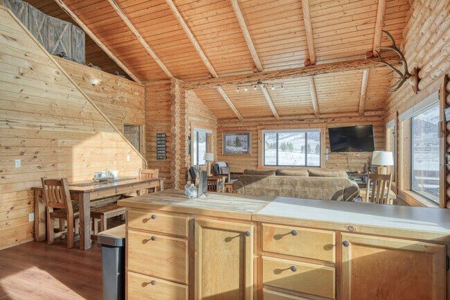 Foto del edificio - 5406 Henrys Lake Rd