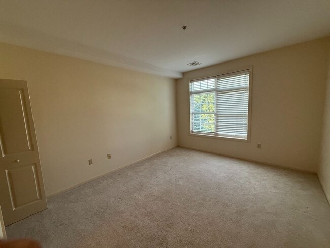 Building Photo - 2-Bedroom Townhome for professionals - The...
