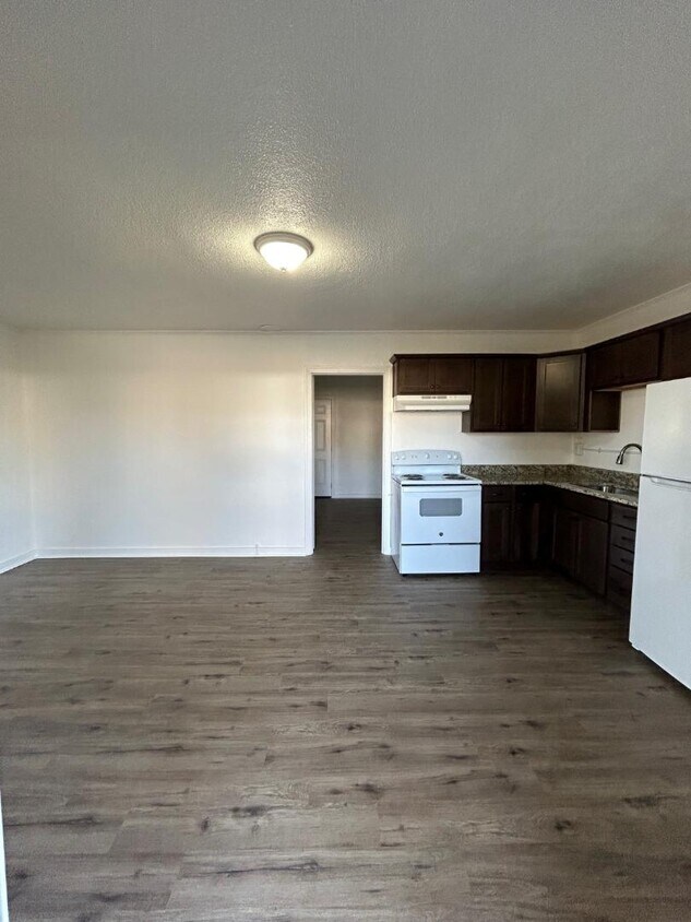 Primary Photo - 100 Kazmira Ct