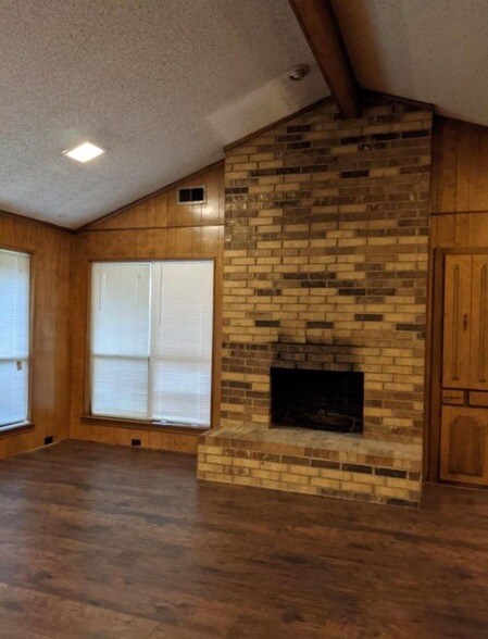 Building Photo - 3321 San Mateo Dr