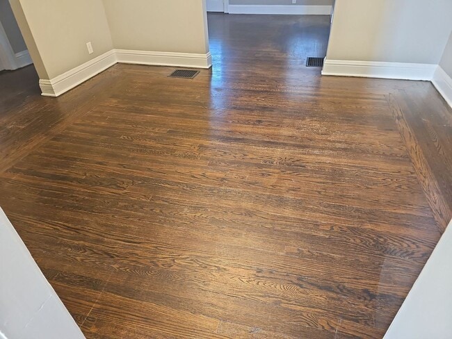Building Photo - **$1000 Deposit Special** 4539 Mayhew Ave ...