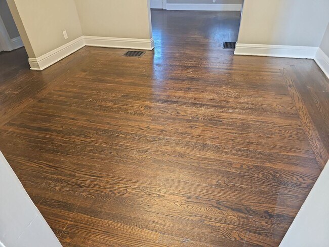 Foto del edificio - **$1000 Deposit Special** 4539 Mayhew Ave ...