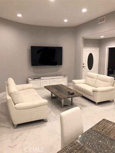 Foto del edificio - 2256 Montrose Ave