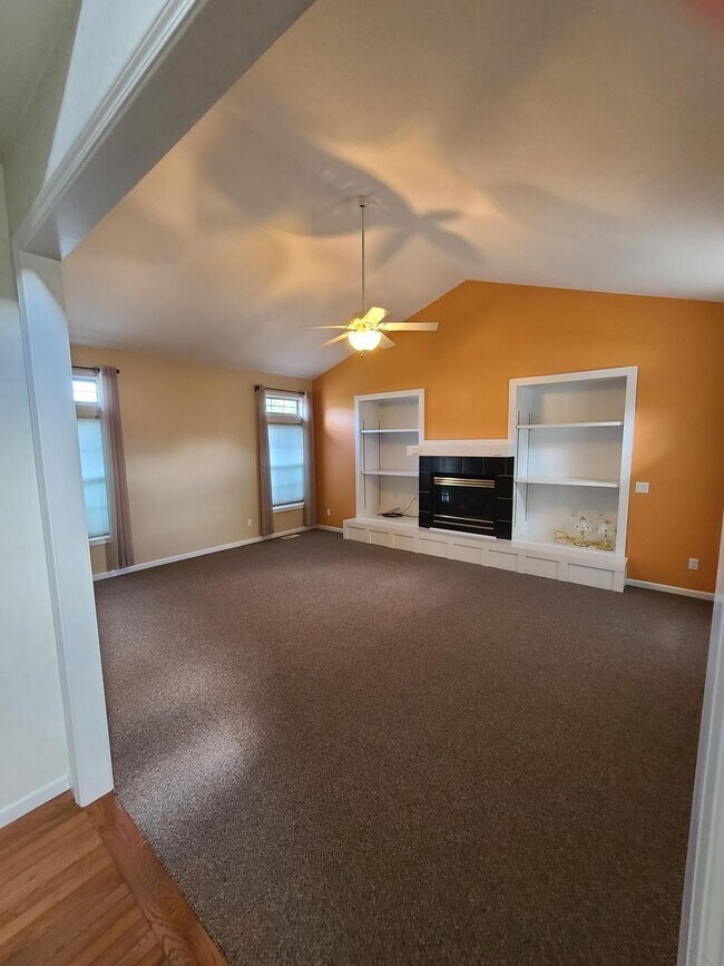 Foto del edificio - 5 Bedroom 2 and 1/2 bathrooms located in Cherry Hills Subdivision! Available Now!
