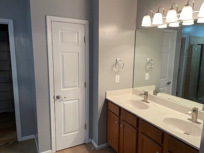 Foto del edificio - PRICE IMPROVEMENT**Move in with NO SECURITY DEPOSIT**46 Fairway Drive - 5BDRM, 4BA Over 5400SF in...