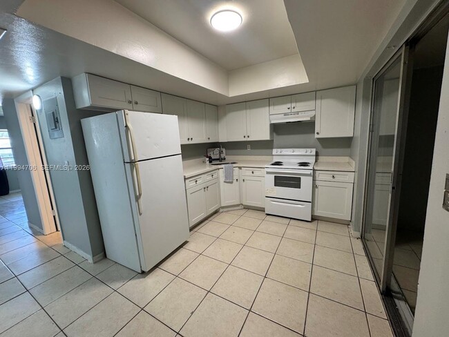 Building Photo - 5440 SW 38th Ct