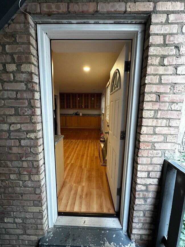 Entrada por la puerta trasera - 1527 W Sherwin Ave