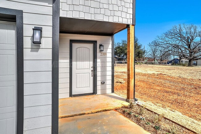 Building Photo - 2709 W Washington St