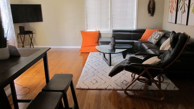 Building Photo - 2 bedroom 1 bath House very close to the b...