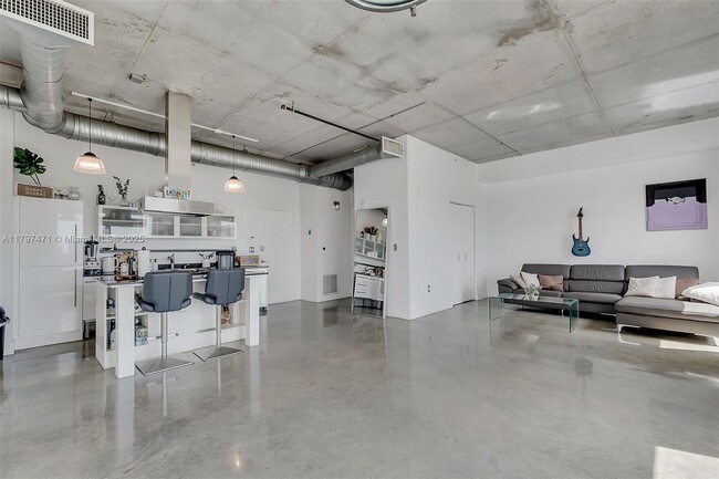 Foto del edificio - 10 SW South River Dr