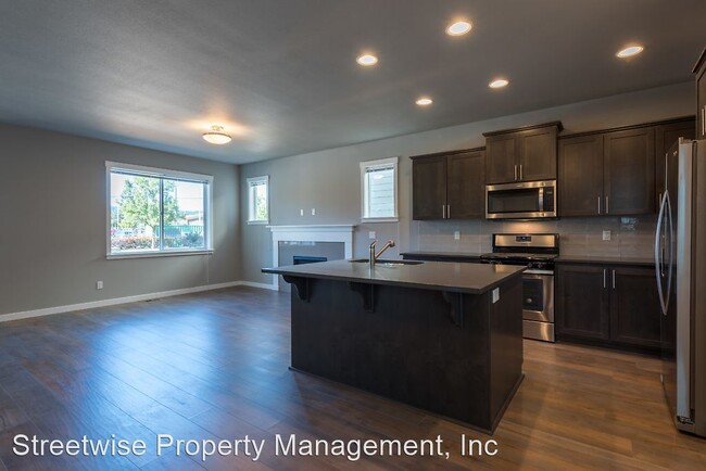 Foto del edificio - 4 br, 2.5 bath House - 1506 E First St