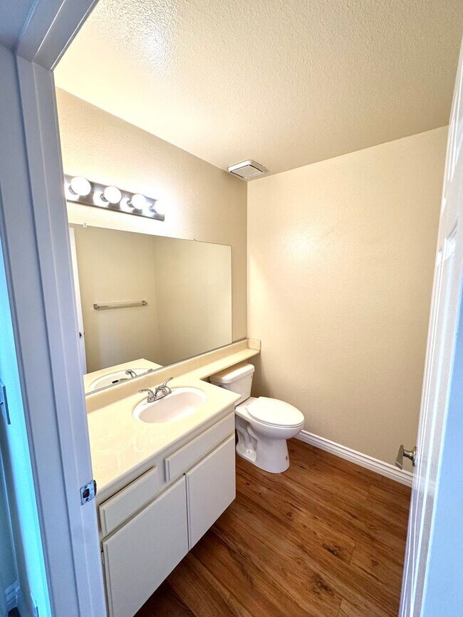 Foto del edificio - 12251 Moorpark St