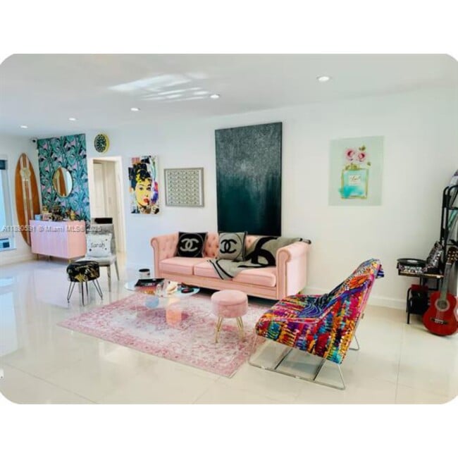 Foto del edificio - 9240 Byron Ave