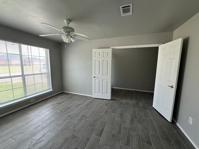 Building Photo - Remodeled 3 Bedroom Plus Bonus Room - Comi...