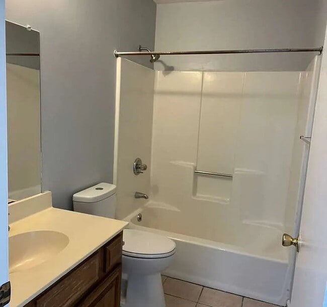 Building Photo - 1231 Shalom Dr