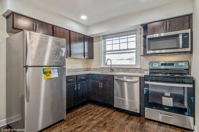 Building Photo - Spacious and Amazing 2bed in Belmont and C...