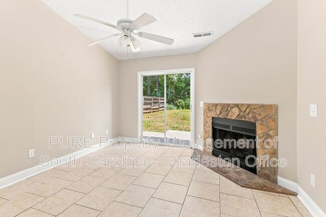 Building Photo - 9610 N Cardinal Dr