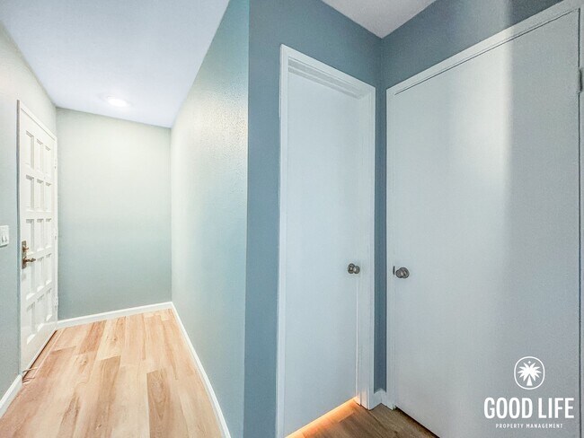 Foto del edificio - Spacious 2BD/2BA Condo in Hillcrest with Private Balcony, Community Pool & Tennis Court