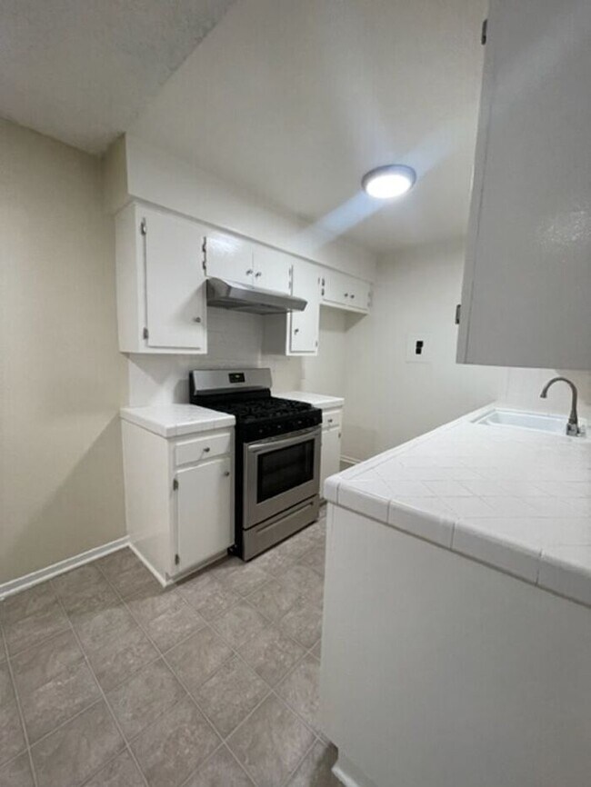 Building Photo - Downey UPPER One Bedroom with Parking, Fir...
