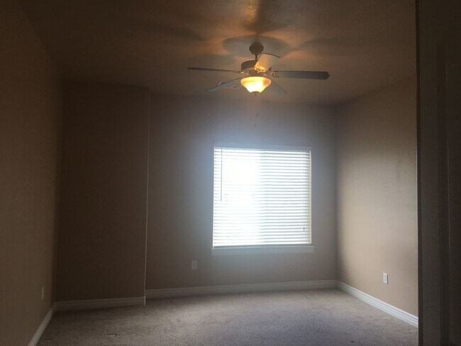 Foto del edificio - 2 Bedrooms Available in Shared Townhome