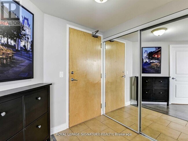 Photo du bâtiment - 220 Burnhamthorpe Rd W