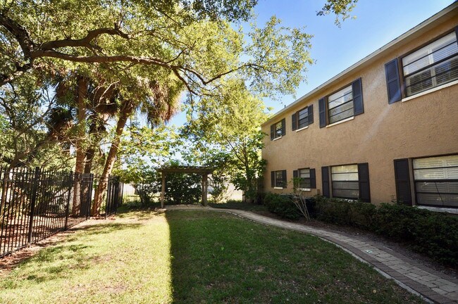 Building Photo - Parkside