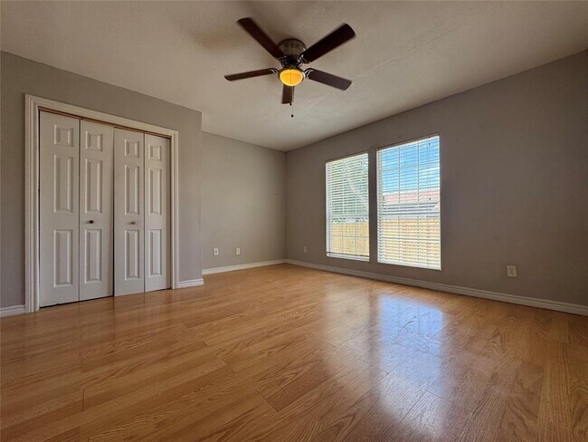 Foto del edificio - 414 E 3rd St