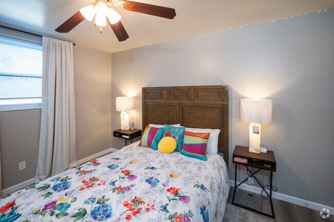 Un apartamento de 1 dormitorio y 1 baño (675 pies cuadrados) - Ottawa Arms