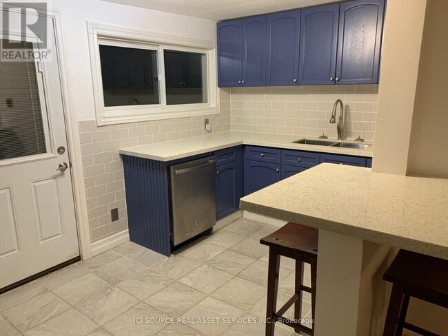 Building Photo - 103 Macaulay St E