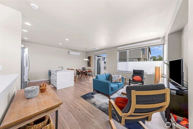 Building Photo - Modern 3-bedroom with Fully Fenced Yard in...