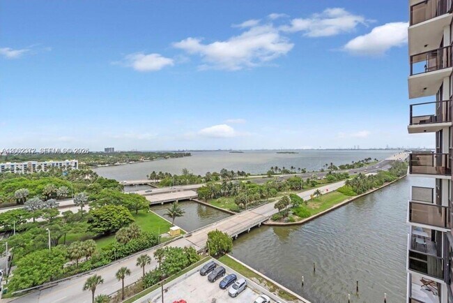 Foto del edificio - 600 NE 36th St