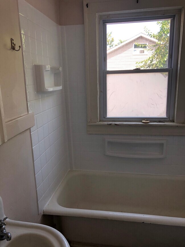 Updated shower - 1561 Fernwood Ave