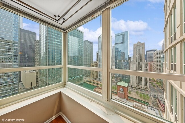 Building Photo - 345 N LaSalle St