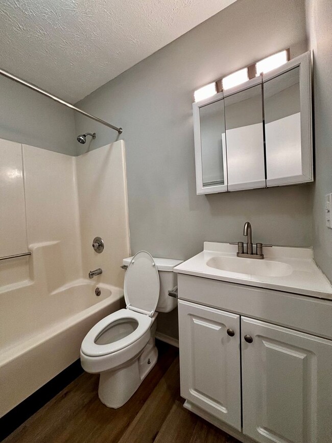 Building Photo - Newly Renovated 2 bedroom 1.5 bath condo w...