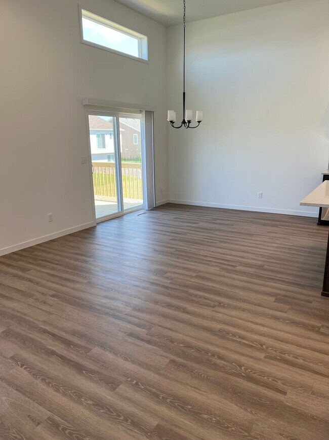 Building Photo - 3 Bed 2 Bath Single Family Home