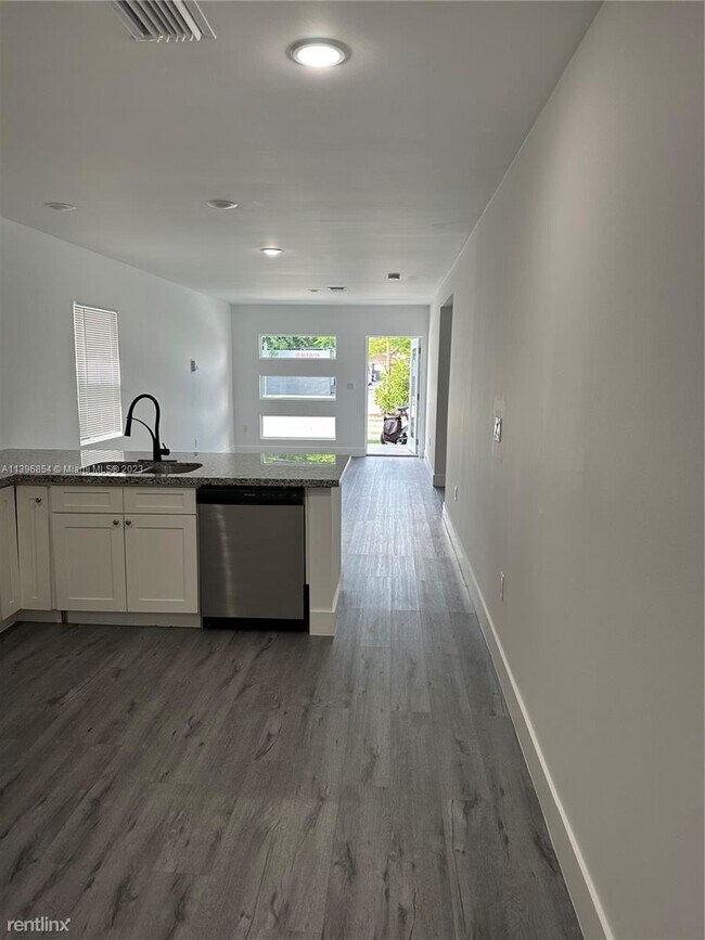 Foto del edificio - 3 br, 2 bath House - 224 NW 57th St