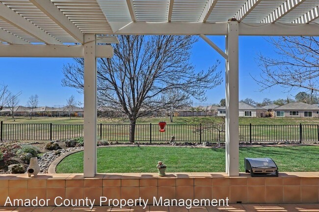 Building Photo - 3 br, 2 bath House - 621 Fairway Dr