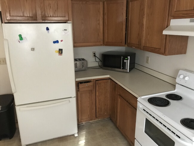 KItchen before new appliances - 2306 Miller Rd