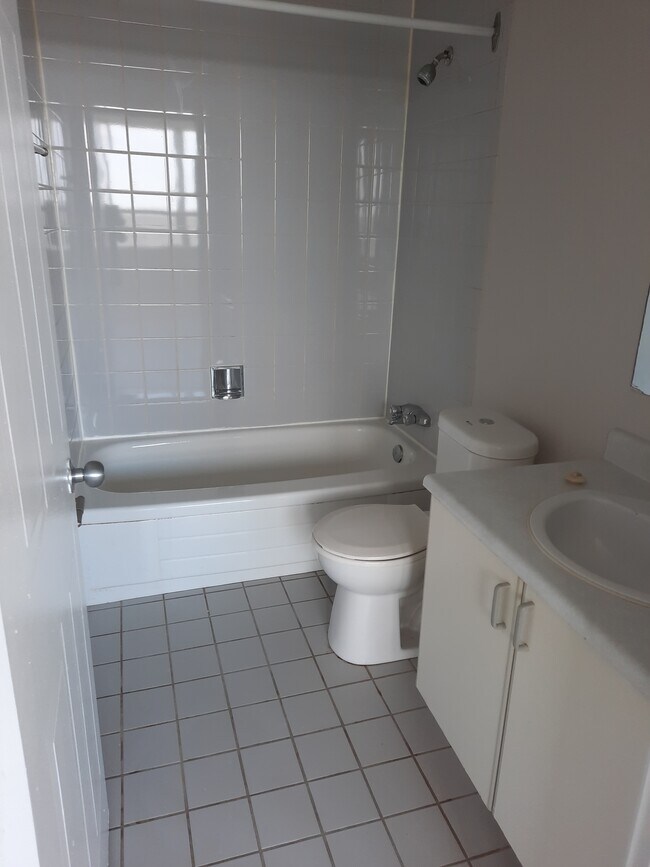 Building Photo - 76 Roehampton Av