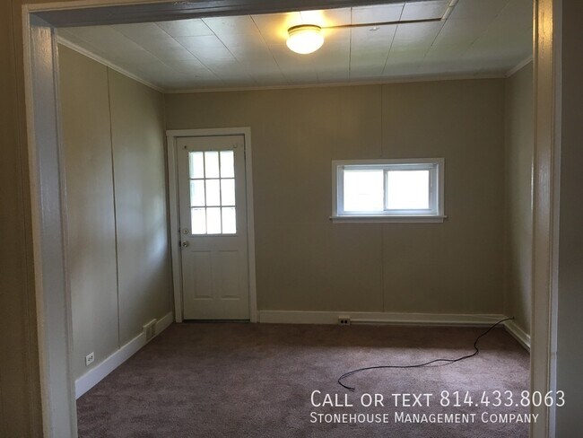 Building Photo - Large 2nd floor 2 bedroom with Front Deck ...
