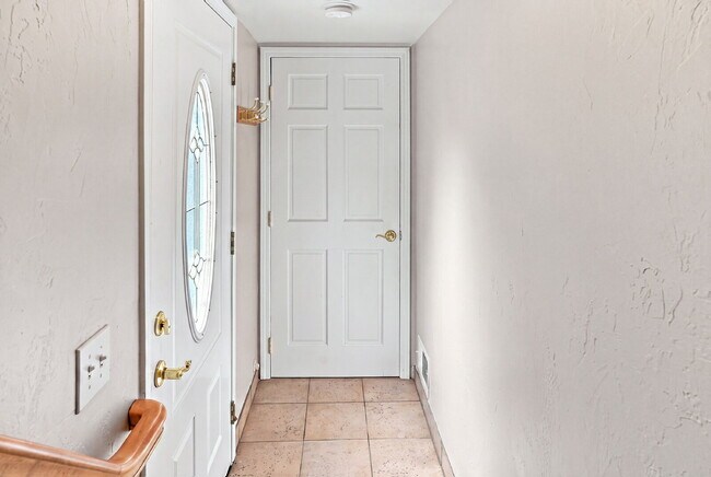 Foto del edificio - $1,945.95 with $300 Off the first month's rent, 2 Beds - 1 Bath, Single Family Home in Lakewood w...