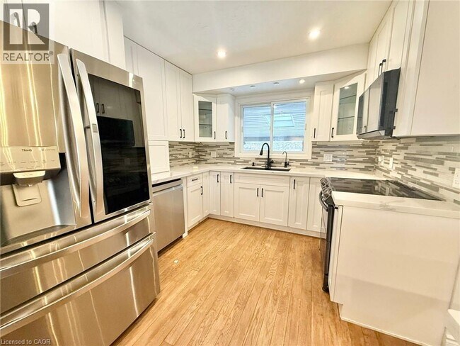 Building Photo - 60 Charles St W