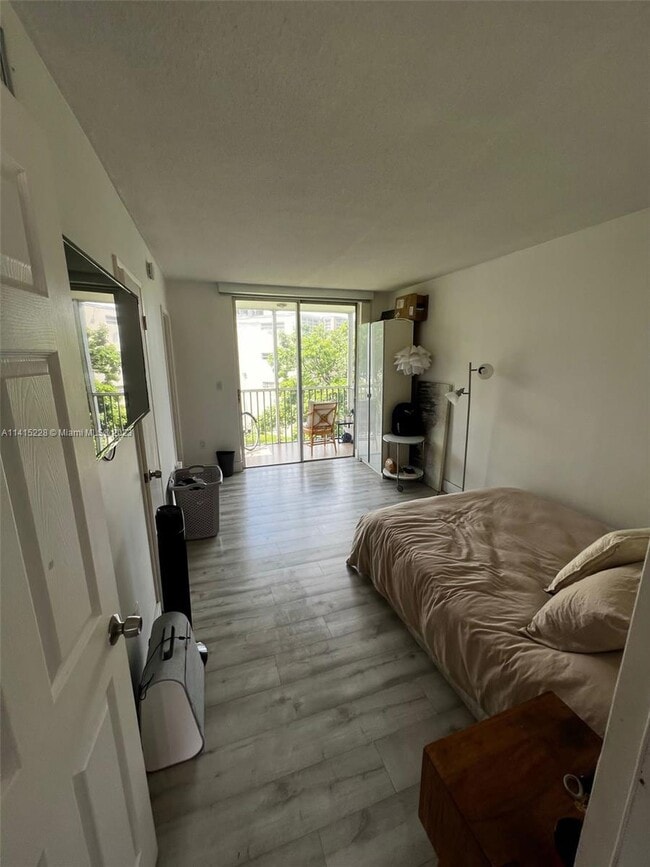 Foto del edificio - 1700 NE 191st St