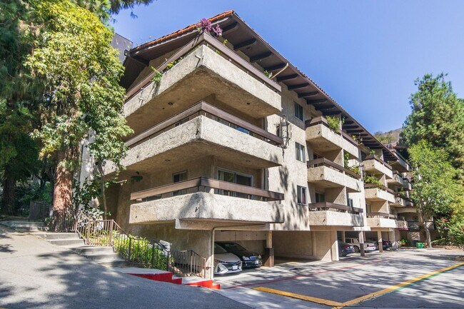 Foto del edificio - 2700 Cahuenga Blvd E